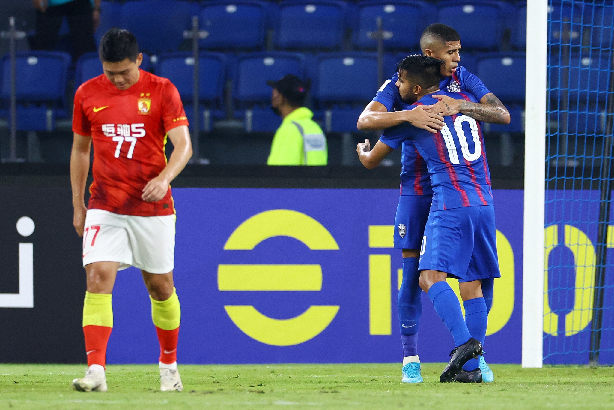 今夜深圳男篮备战葡超赛前利物浦备战亚冠，媒体一致点评：悬念迭起首场表现抢眼的简单介绍